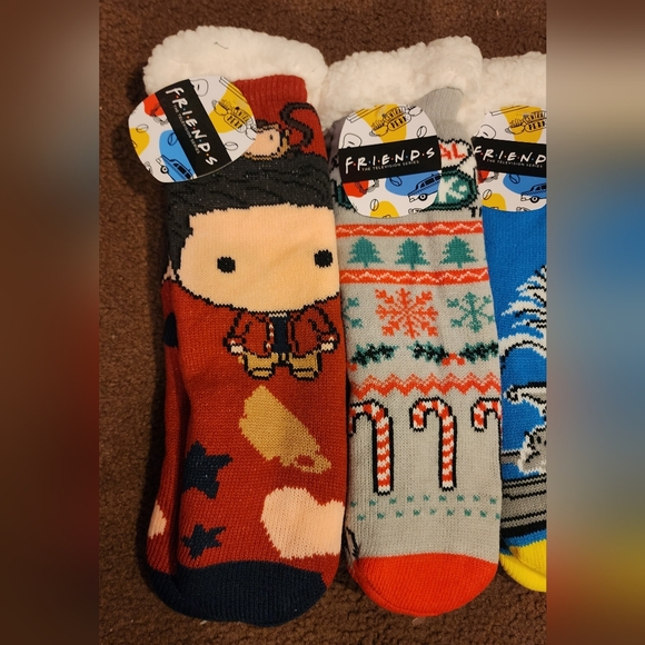 Friends TV Show Sherpa Slipper Socks Adult One Size Lot of 4 Pairs - Picture 2 of 3